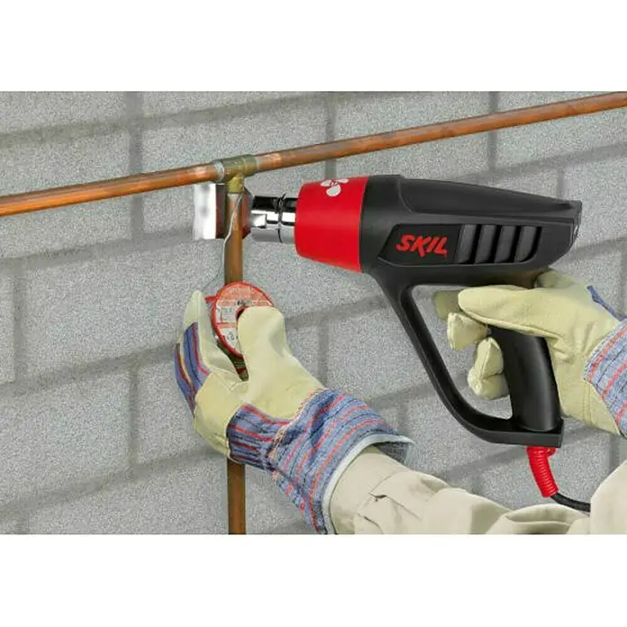 Skil Puhalo vrućeg zraka 8003DC - Priključna snaga: 2.000 W, Temperaturni raspon: 70 °C - 600 °C - Proizvod u upotrebi
