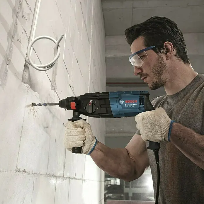 Bosch Professional Udarna bušilica GBH 240 - 790 W, Broj okretaja pri praznom hodu: 0 okr/min - 930 okr/min, Jačina pojedinog udarca: 2,7 J - Proizvod u upotrebi
