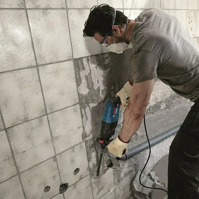 Bosch Professional Udarna bušilica GBH 240 - 790 W, Broj okretaja pri praznom hodu: 0 okr/min - 930 okr/min, Jačina pojedinog udarca: 2,7 J - Proizvod u upotrebi