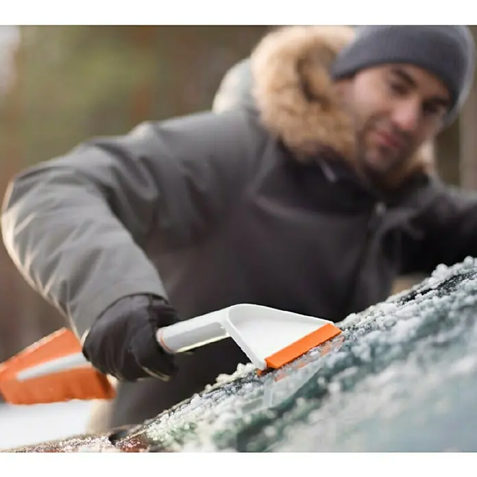 Fiskars Strugač leda s četkom Snowxpert - Duljina: 67 cm, Širina strugalice: 8,5 cm - Proizvod u upotrebi