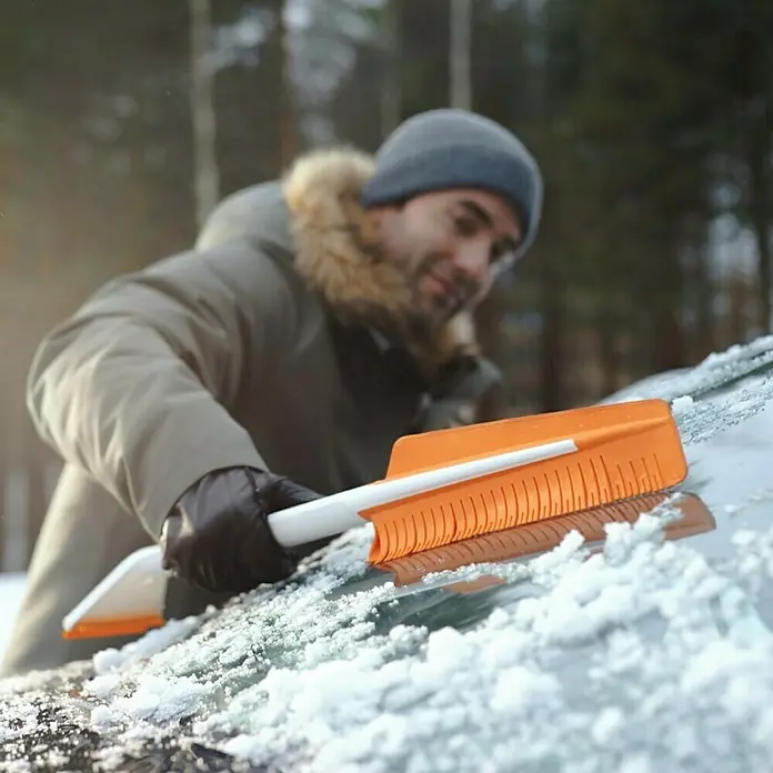 Fiskars Strugač leda s četkom Snowxpert - Duljina: 67 cm, Širina strugalice: 8,5 cm - Proizvod u upotrebi