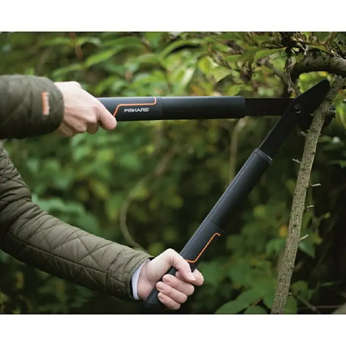 Fiskars SingleStep Škare za grane - Bypass, Maksimalna debljina grane: 35 mm - Proizvod u upotrebi