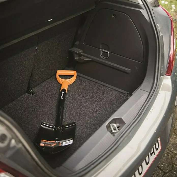 Fiskars Solid Štihača za auto - Radna širina: 17 cm - Proizvod u upotrebi
