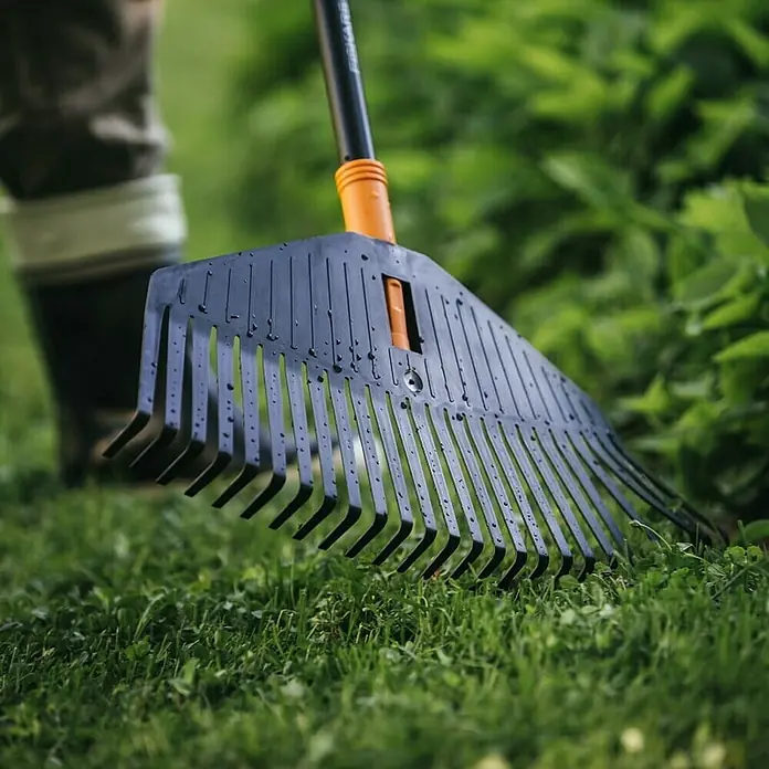 Fiskars Solid Lepezasta metla - Radna širina: 52 cm, Broj zubaca: 24, Vrsta rezne glave: Duga drška - Proizvod u upotrebi