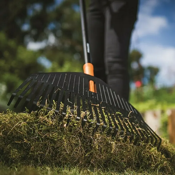 Fiskars Solid Bladhark - Werkbreedte: 41 cm, Kunststof - Toepassingsvoorbeeld