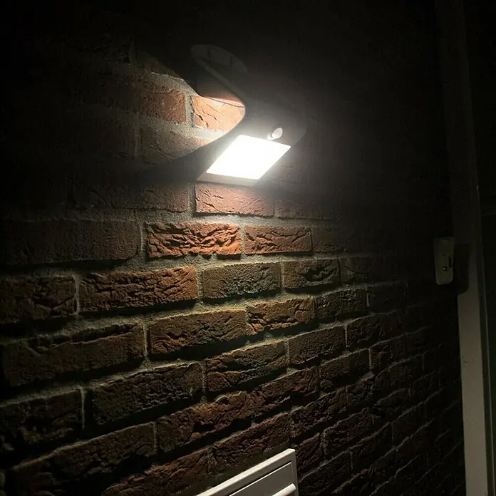 Solarna vanjska zidna LED svjetiljka - 3,5 W, Bijele boje, Senzor pokreta - Živopisni prikaz