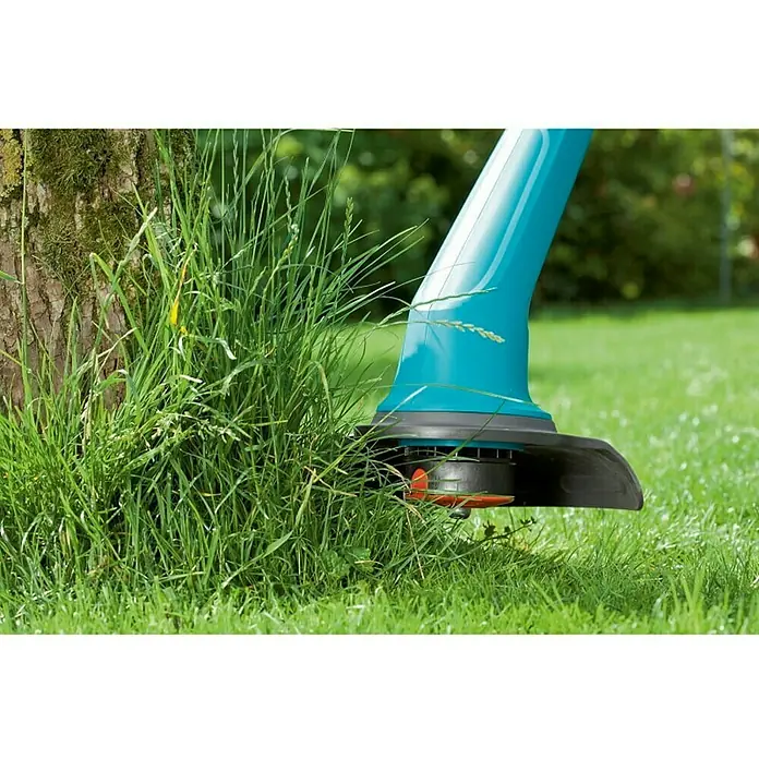 Gardena Električni trimer za travu SmallCut 300/23 - 300 W, Širina reza: 23 cm - Proizvod u upotrebi