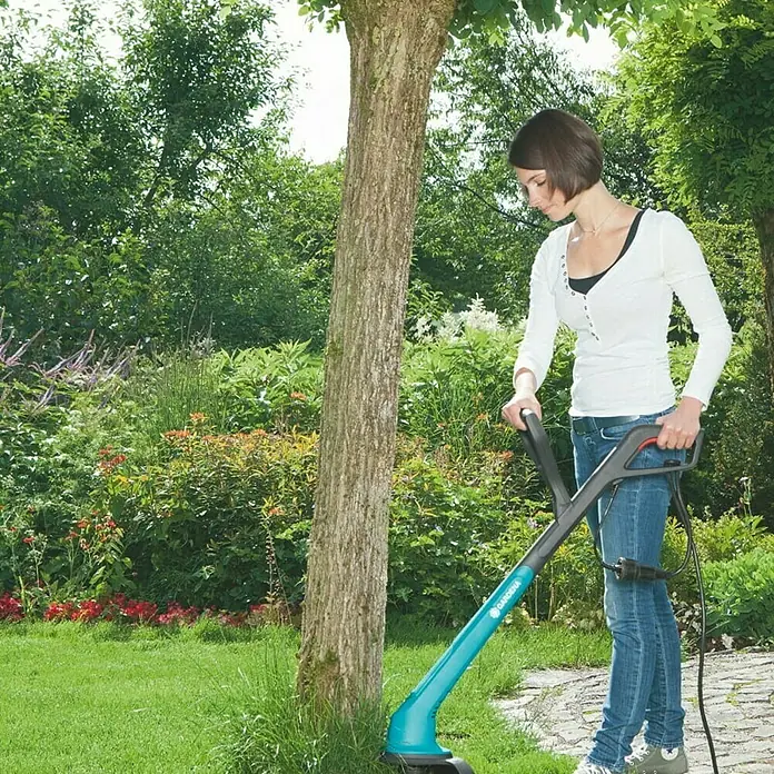Gardena Elektrische Grastrimmer SmallCut 300/23 - 300 W, Snijbreedte: 23 cm - Toepassingsvoorbeeld