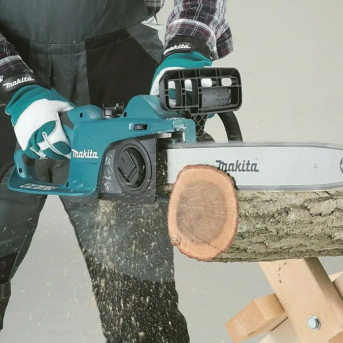 Makita Električna lančana pila UC3541A - 1.800 W, Duljina reza: 35 cm - Proizvod u upotrebi