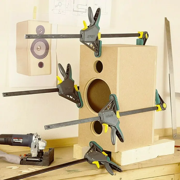 Wolfcraft Jednoručna stega PRO 915/100 - Raspon: 915 mm, Stezna snaga: Do 1.200 N, Dužina do izljeva: 100 mm - Proizvod u upotrebi