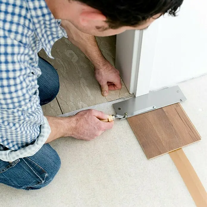 Wolfcraft Ručna pila - Duljina lista: 250 mm, Područje primjene: Laminatni i drveni podovi - Proizvod u upotrebi