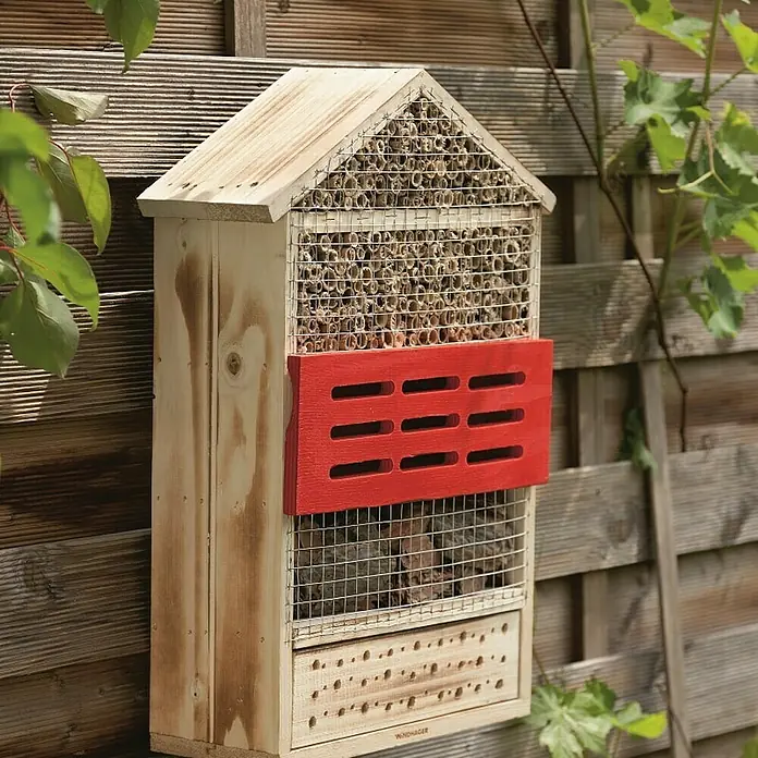 Windhager Insektenhotel - L x B x H: 33,5 x 14 x 49,5 cm, Holz, Naturbraun/Rot, Geflammt - Stimmungsaufnahme