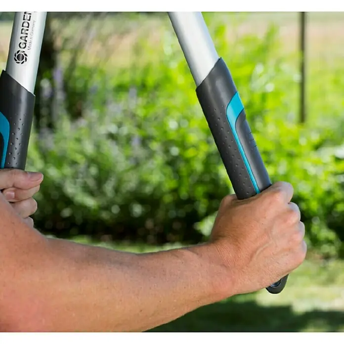 Gardena Astschere TeleCut 650-900 B - Bypass, Max. Aststärke: 42 mm - Anwendungsbeispiel
