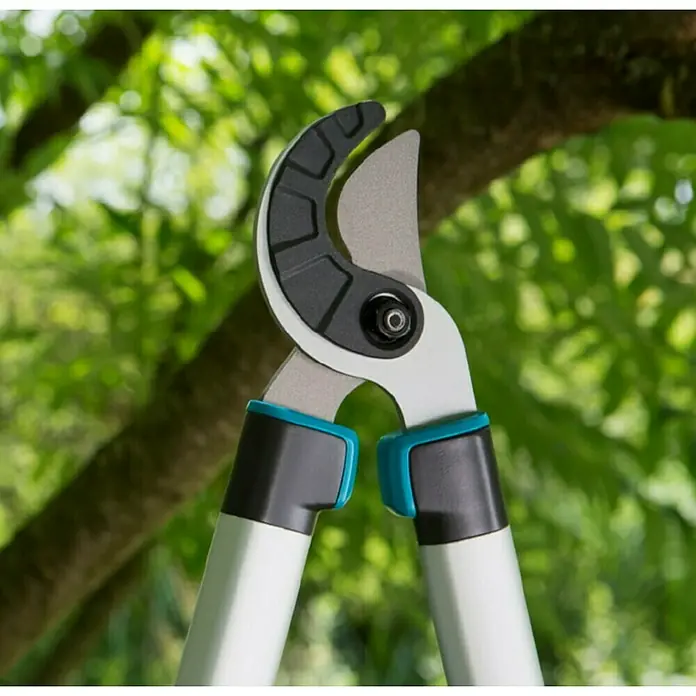 Gardena EasyCut Škare za grane 680 A - Amboss, Maksimalna debljina grane: 40 mm - Proizvod u upotrebi