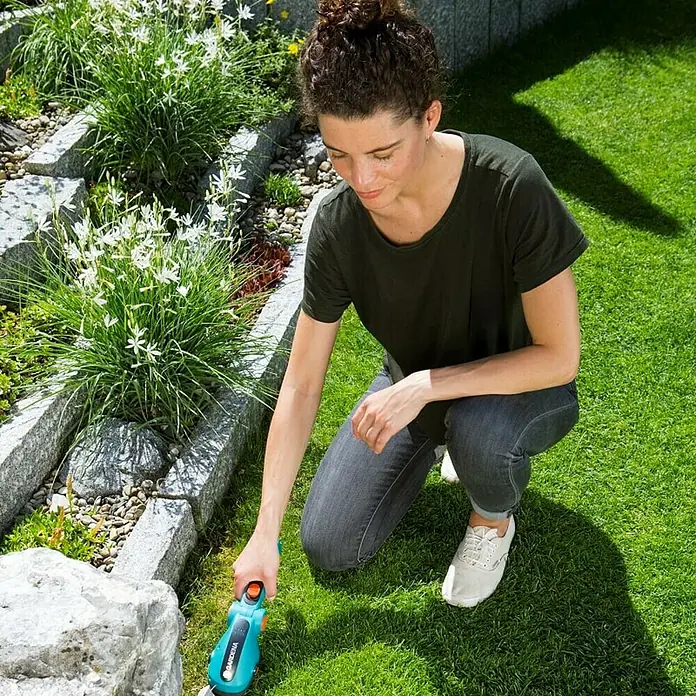 Gardena ComfortCut Akku-Gras- & Strauchschere - 3,6 V, Li-Ionen, 3 Ah, 1 Akku, Schnittbreite: 8 cm - Anwendungsbeispiel