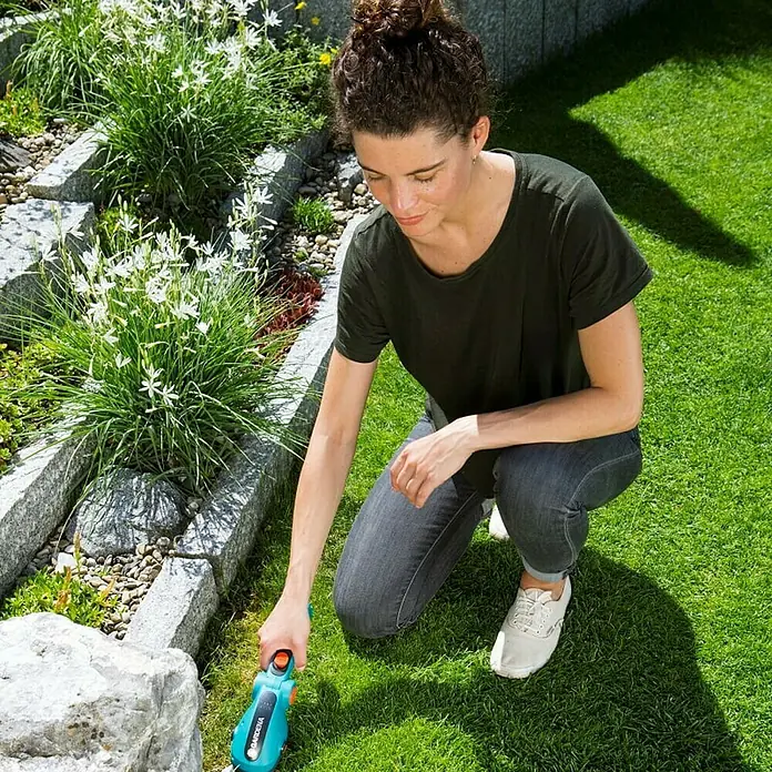 Gardena ComfortCut Akumulatorske škare za travu i grmove ComfortCut - 3,6 V, Litij-ionska, 3 Ah, 1 baterija, Širina reza: 8 cm - Proizvod u upotrebi