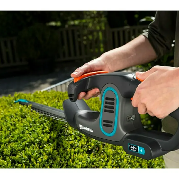 Gardena EasyCut Akumulatorske škare za živicu - 14,4 V, Litij-ionska, 2 Ah, 1 baterija - Proizvod u upotrebi