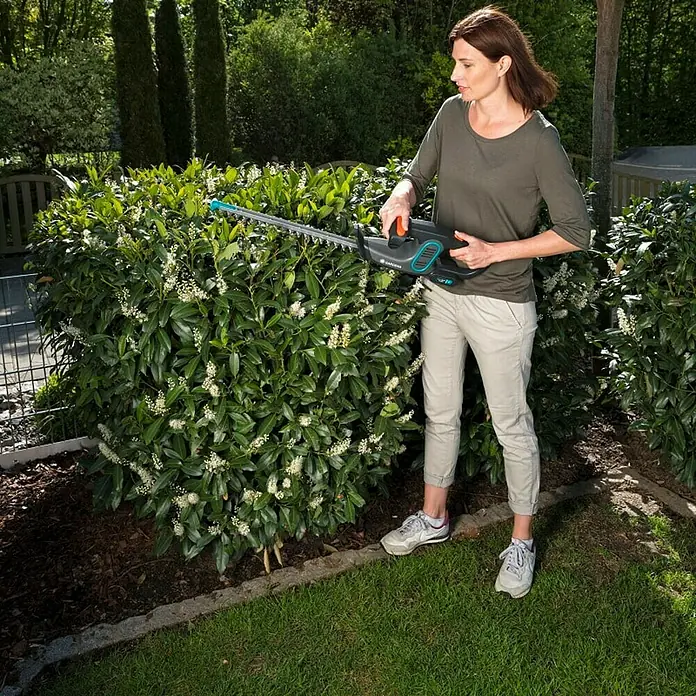 Gardena EasyCut Akumulatorske škare za živicu - 14,4 V, Litij-ionska, 2 Ah, 1 baterija - Proizvod u upotrebi