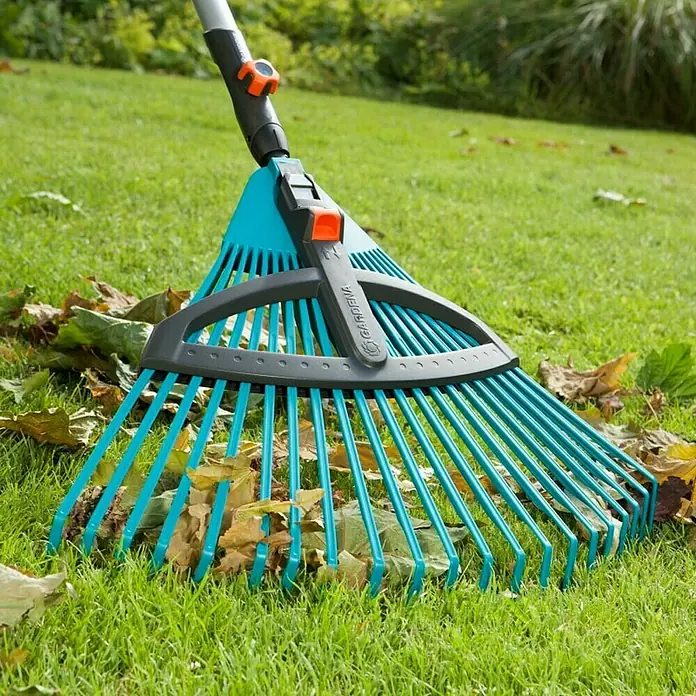Gardena Combisystem Verstellbesen - Arbeitsbreite: 35 cm - 52 cm, Verstellbare Zinken - Stimmungsaufnahme