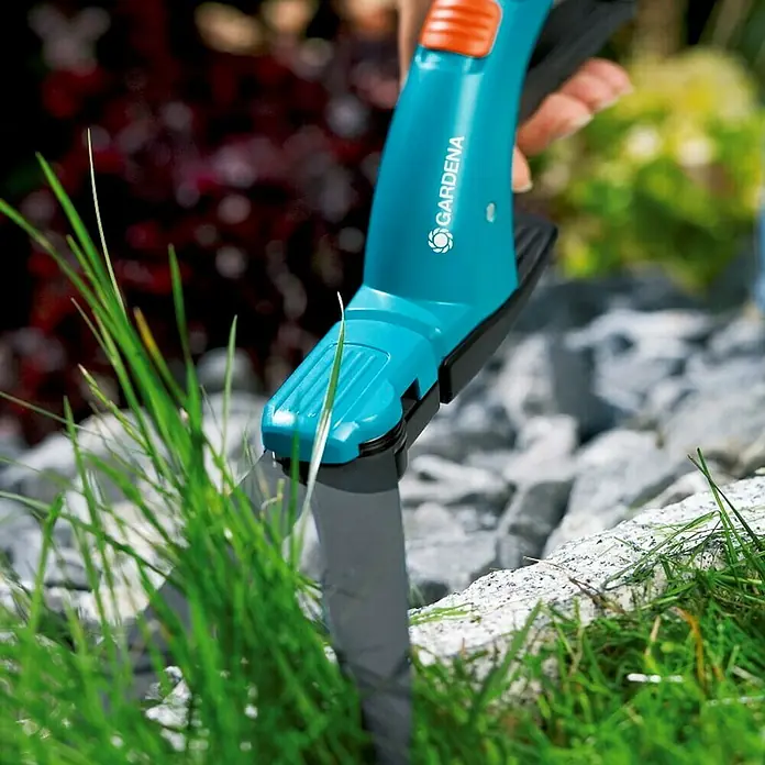 Gardena Comfort Grasschere - Material Klinge: Geschliffene Schneide, Antihaftbeschichtet - Anwendungsbeispiel