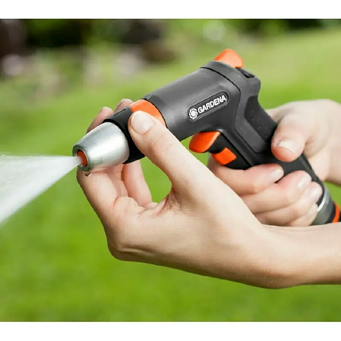 Gardena Premium Vrtna prskalica s nastavkom - Broj mlaza za raspršivanje: 3, Metal / plastika - Proizvod u upotrebi