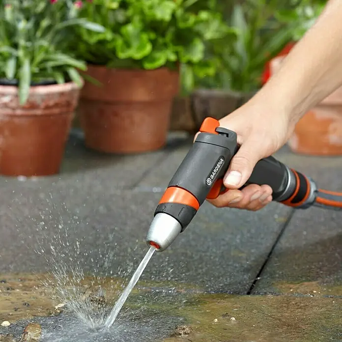 Gardena Premium Vrtna prskalica s nastavkom - Broj mlaza za raspršivanje: 3, Metal / plastika - Proizvod u upotrebi
