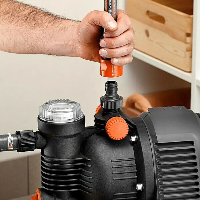 Gardena Bomba de agua para jardín 5000/5 eco Comfort - 1.100 W, Capacidad de bombeo máx.: 4.500 l/h - Producto en uso
