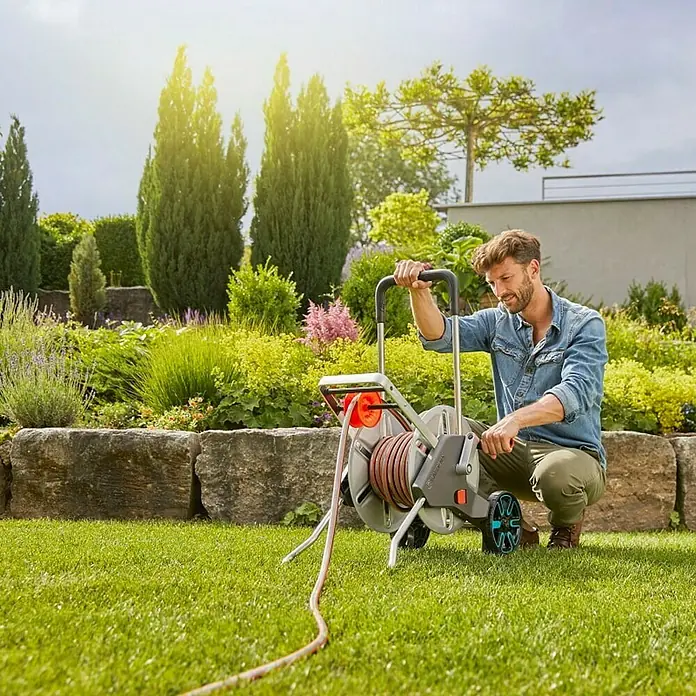 Gardena Set metalna kolica za crijevo CleverRoll M - Plastika/metal, Dužina crijeva: 25 m - Proizvod u upotrebi