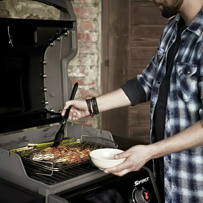 Weber Plinski roštilj Spirit E-220 Classic - Broj plamenika: 2, Dimenzija rešetke za pečenje: 52 x 45 cm, 7,7 kW - Proizvod u upotrebi