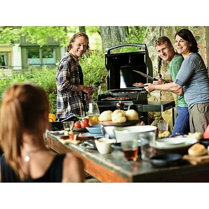 Weber Plinski roštilj Spirit E-220 Classic - Broj plamenika: 2, Dimenzija rešetke za pečenje: 52 x 45 cm, 7,7 kW - Proizvod u upotrebi