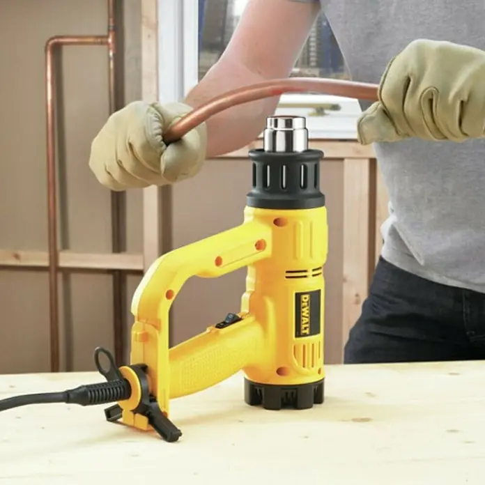 Dewalt Puhalo vrućeg zraka D26411-QS - 1.800 W, Temperaturni raspon: 50 °C - 600 °C - Proizvod u upotrebi