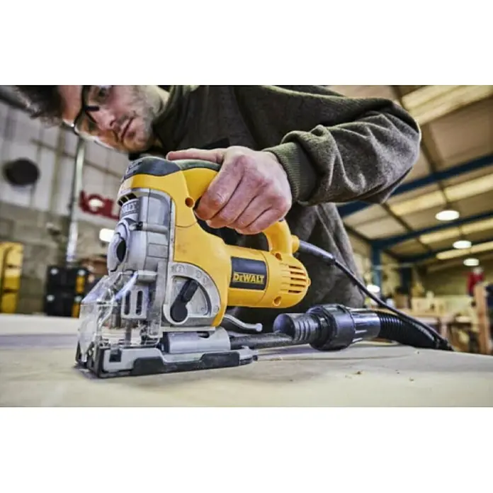 Dewalt Ubodna pila DW331K-QS - 701 W, Broj udaraca u praznom hodu: 3.100 hod/min - Proizvod u upotrebi