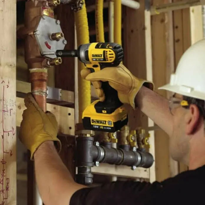Dewalt Akumulatorski udarni odvijač DCF880M2 - 18 V, 2 baterije, 4 Ah, Broj okretaja pri praznom hodu: 0 okr/min - 2.300 okr/min, Broj udaraca: 0 - 2.700/min - Proizvod u upotrebi