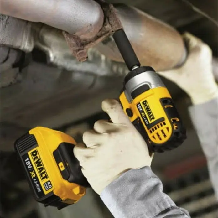 Dewalt Akumulatorski udarni odvijač DCF880M2 - 18 V, 2 baterije, 4 Ah, Broj okretaja pri praznom hodu: 0 okr/min - 2.300 okr/min, Broj udaraca: 0 - 2.700/min - Proizvod u upotrebi