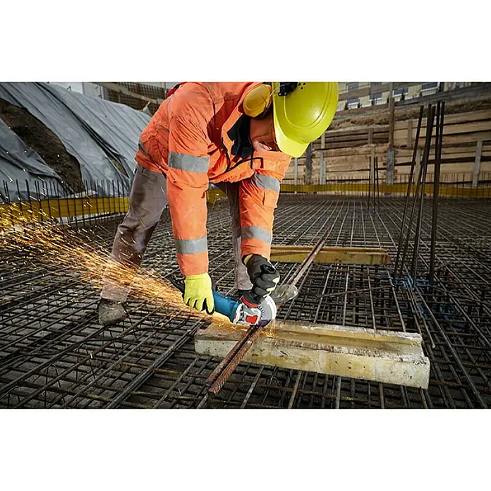 Bosch Professional X-Lock Winkelschleifer GWX 13-125 S - 1.300 W, Durchmesser Scheibe: 125 mm, Leerlaufdrehzahl: 2.800 U/min - Anwendungsbeispiel