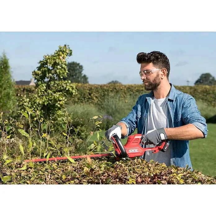 Skil Akumulatorske škare za živicu 0430 - 18 V, Dužina mača: 55 cm - Proizvod u upotrebi