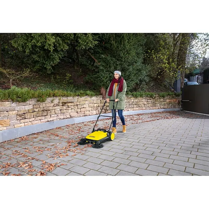 Kärcher Handkehrmaschine S 4 Twin - Flächenleistung: 2.400 m²/h, Arbeitsbreite: 680 mm, 20 l - Anwendungsbeispiel