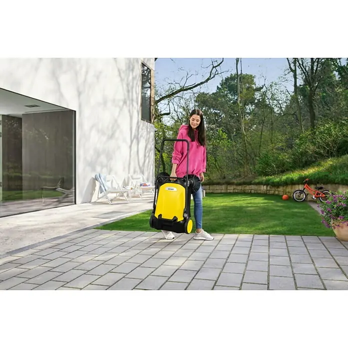 Kärcher Handkehrmaschine S 4 Twin - Flächenleistung: 2.400 m²/h, Arbeitsbreite: 680 mm, 20 l - Anwendungsbeispiel
