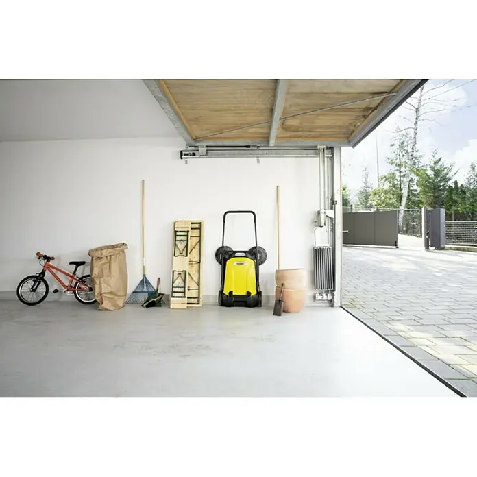Kärcher Handkehrmaschine S 4 Twin - Flächenleistung: 2.400 m²/h, Arbeitsbreite: 680 mm, 20 l - Stimmungsaufnahme