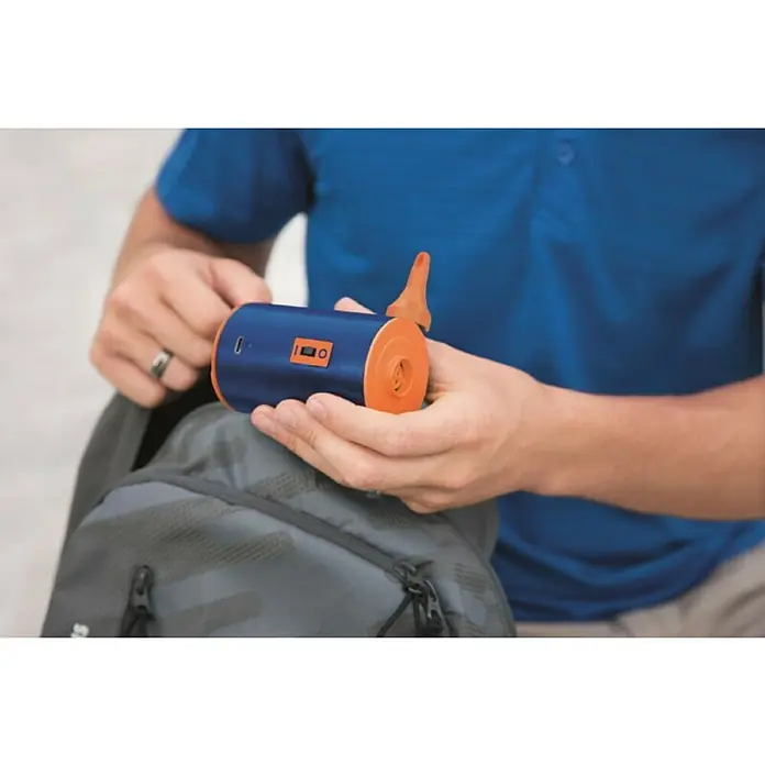 Bestway Ručna pumpa Airetravel sa USB punjačem - Napuhavanje - Proizvod u upotrebi