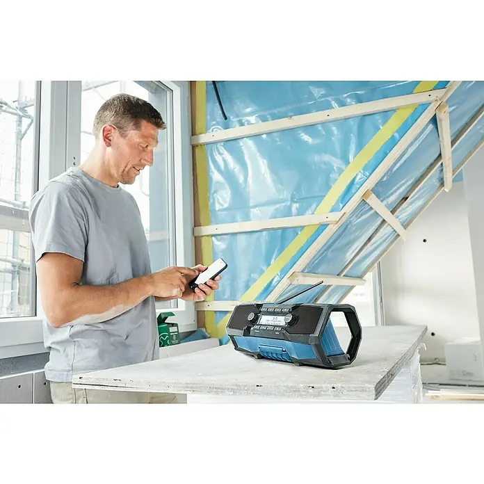 Bosch Professional Akku-Baustellenradio GPB 18V-2 SC - Akkubetrieben, Frequenz: 87,5 - 108 MHz (UKW/FM) - Anwendungsbeispiel