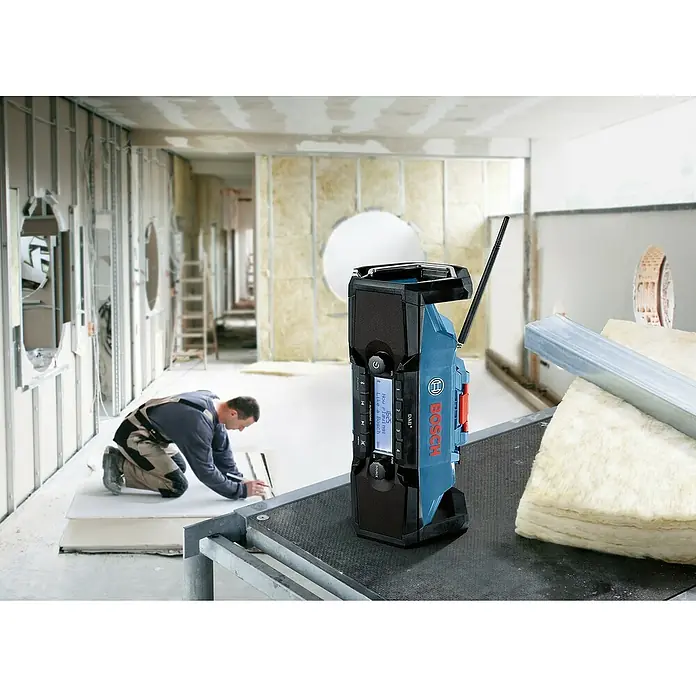 Bosch Professional Akku-Baustellenradio GPB 18V-2 SC - Akkubetrieben, Frequenz: 87,5 - 108 MHz (UKW/FM) - Anwendungsbeispiel