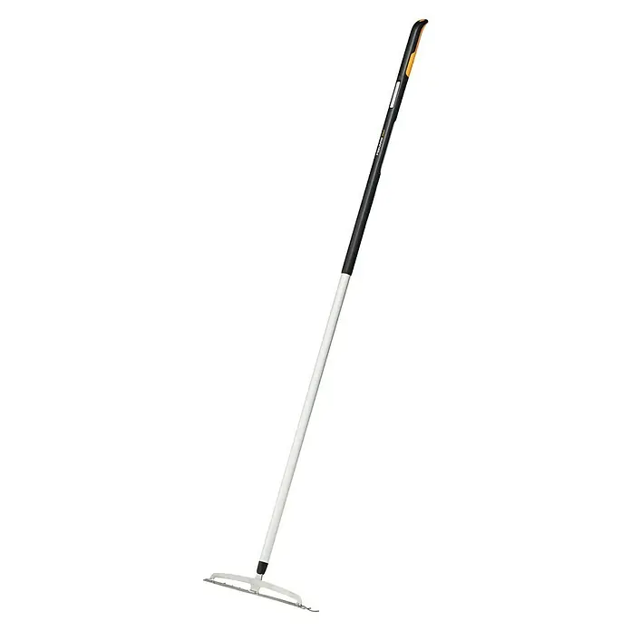 Fiskars Xact Rechen M - Arbeitsbreite: 37 cm, Langstiel - Diagonale Ansicht