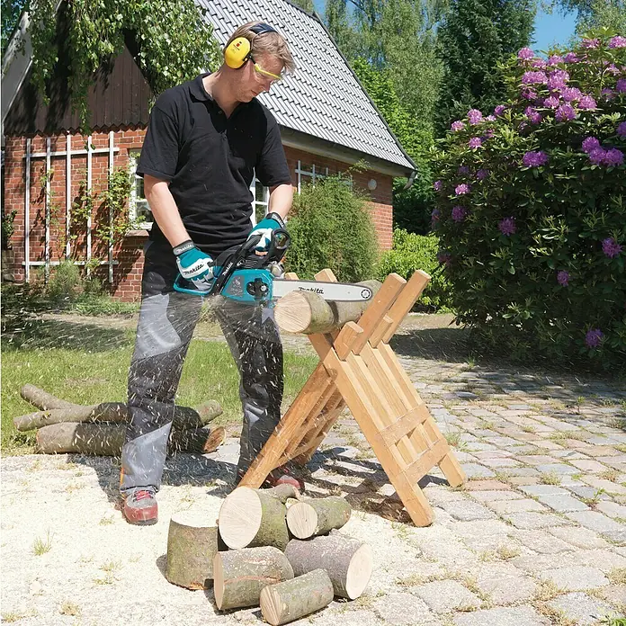 Makita Benzin-Kettensäge EA3501S35B - 1,7 kW, 35 cm³, Schwertlänge: 35 cm - Anwendungsbeispiel