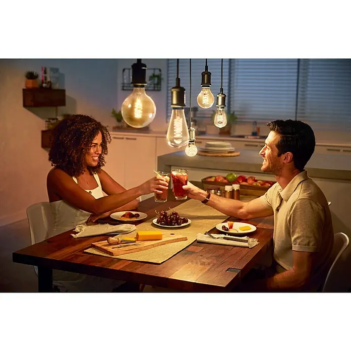 Philips Hue LED-Leuchtmittel Giant Edison - E27, 7 W, Warmweiß, ST72, Dimmbar - Stimmungsaufnahme