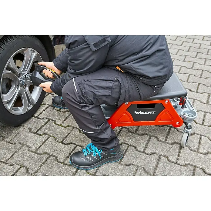 Wisent Montage-Rollhocker - 68 x 37 x 38,5 cm, Belastbarkeit: 135 kg - Anwendungsbeispiel