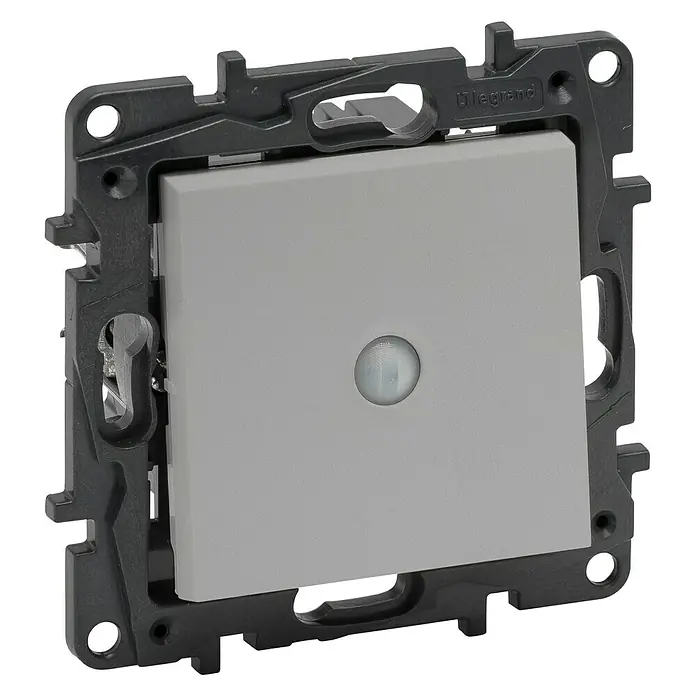 Legrand Niloé Step Interruptor de sensor inteligente - Aluminio, x 1, Montaje en la pared - Vista angular