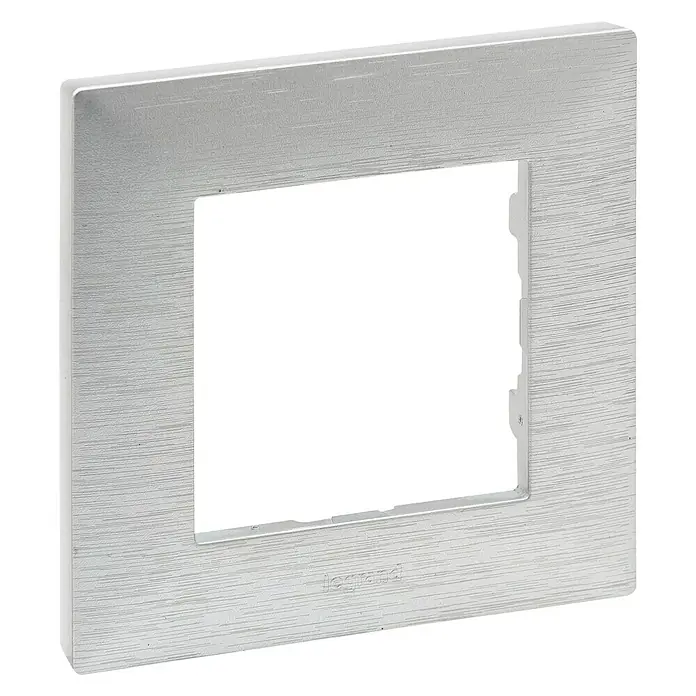 Legrand Niloé Step Marco - Plateado, x 1, Plástico, Montaje en la pared - Vista angular