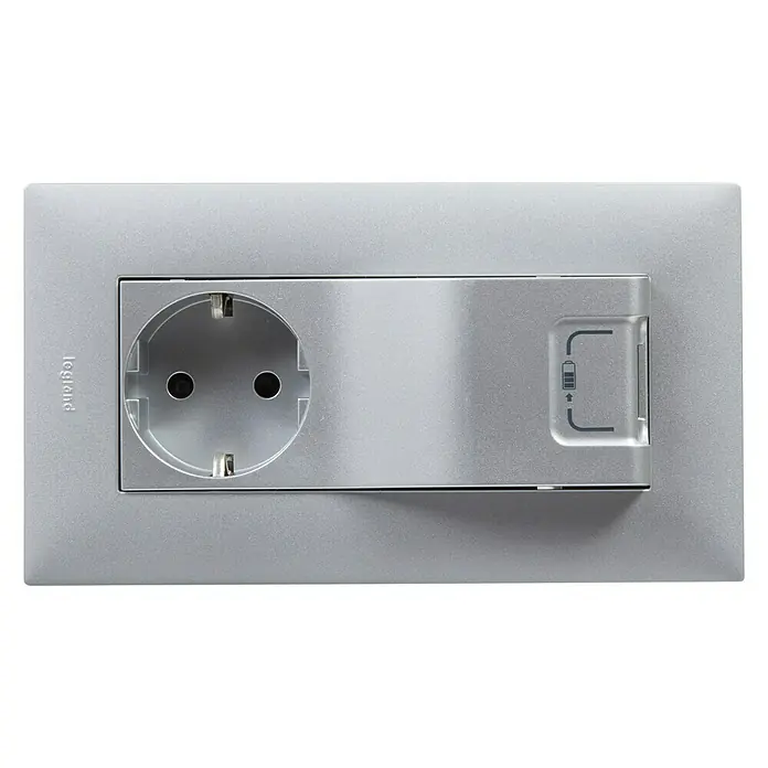Legrand Niloé Step Enchufe con USB Combi - 2 Polos + Toma Tierra, Plástico, Montaje en la pared - Vista frontal