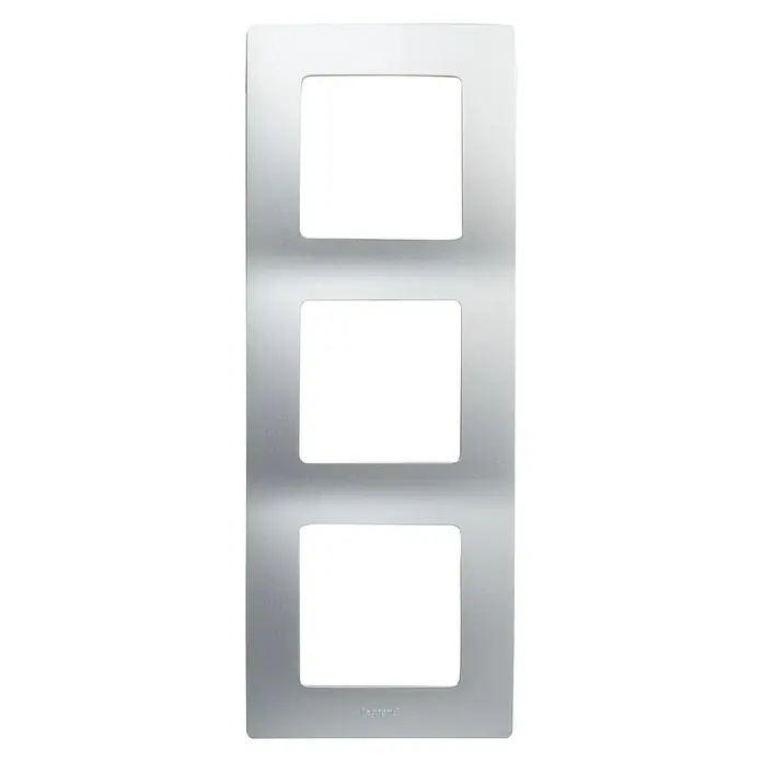 Legrand Niloé Monoblock Marco - Plateado, x 3, Plástico, Montaje en la pared - Vista frontal